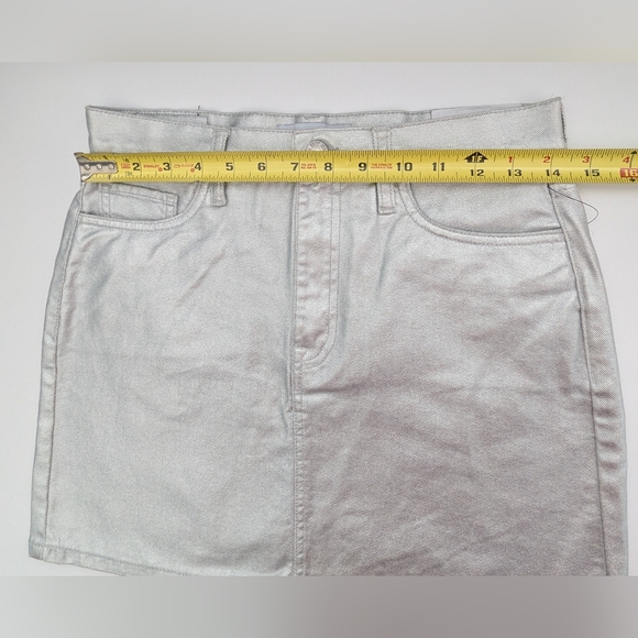 NWT DKNY Women's (Size 26) Silver Metallic-Foiled High-Rise Mini Skirt - Picture 12 of 16